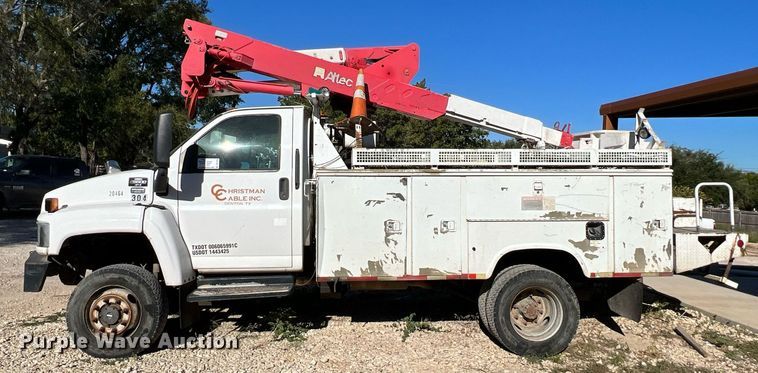 image for item DQ2236 2005 GMC C5500  bucket truck