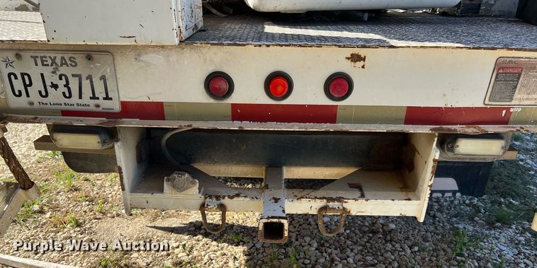 image for item DQ2236 2005 GMC C5500  bucket truck