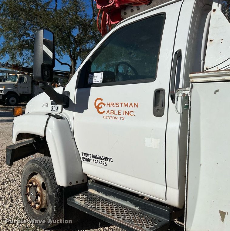image for item DQ2236 2005 GMC C5500  bucket truck