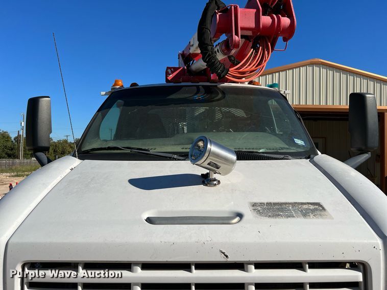 image for item DQ2236 2005 GMC C5500  bucket truck