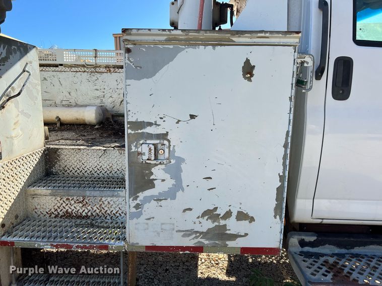 image for item DQ2236 2005 GMC C5500  bucket truck