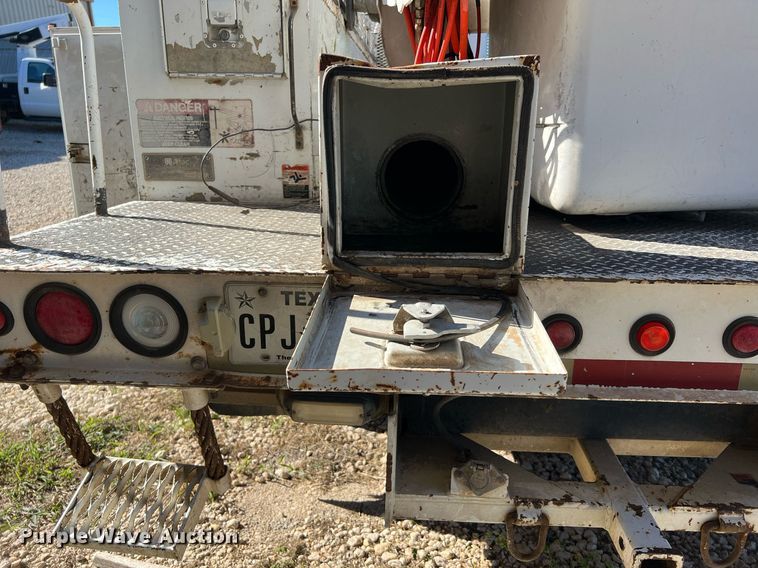 image for item DQ2236 2005 GMC C5500  bucket truck