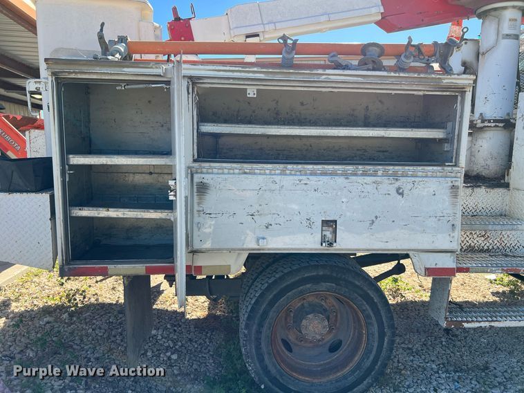 image for item DQ2236 2005 GMC C5500  bucket truck