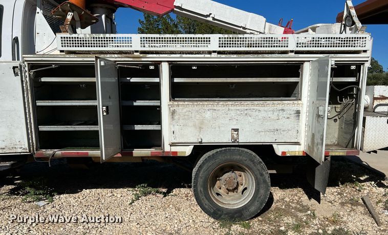image for item DQ2236 2005 GMC C5500  bucket truck