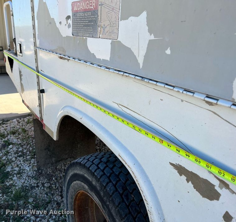 image for item DQ2236 2005 GMC C5500  bucket truck