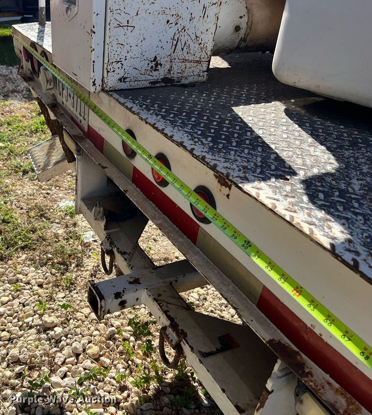 image for item DQ2236 2005 GMC C5500  bucket truck