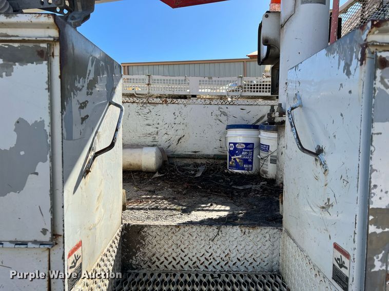 image for item DQ2236 2005 GMC C5500  bucket truck