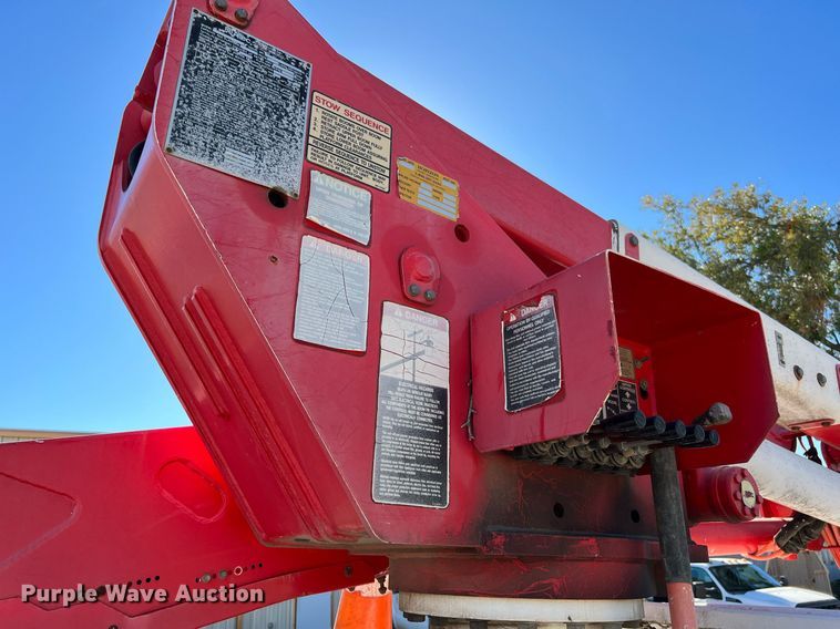 image for item DQ2236 2005 GMC C5500  bucket truck