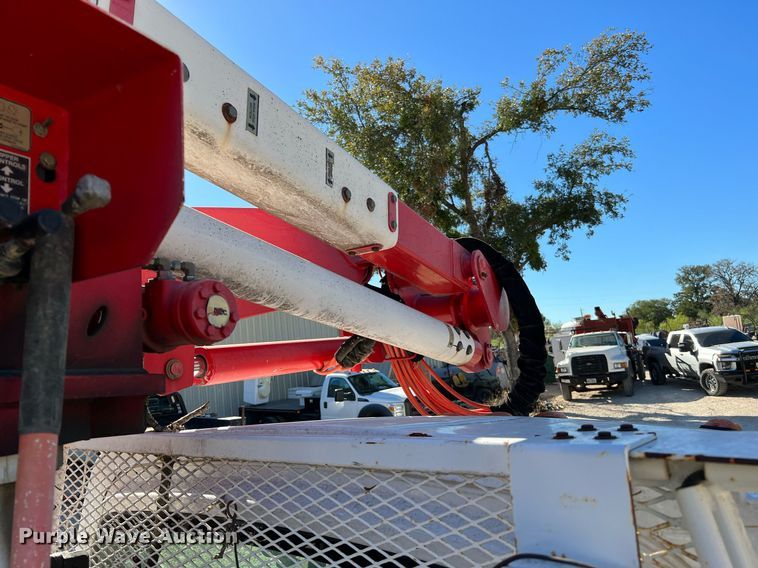 image for item DQ2236 2005 GMC C5500  bucket truck