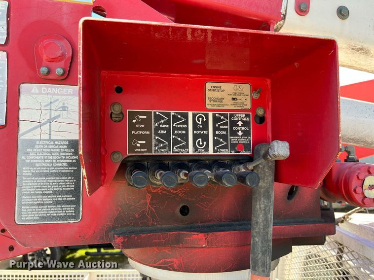 image for item DQ2236 2005 GMC C5500  bucket truck