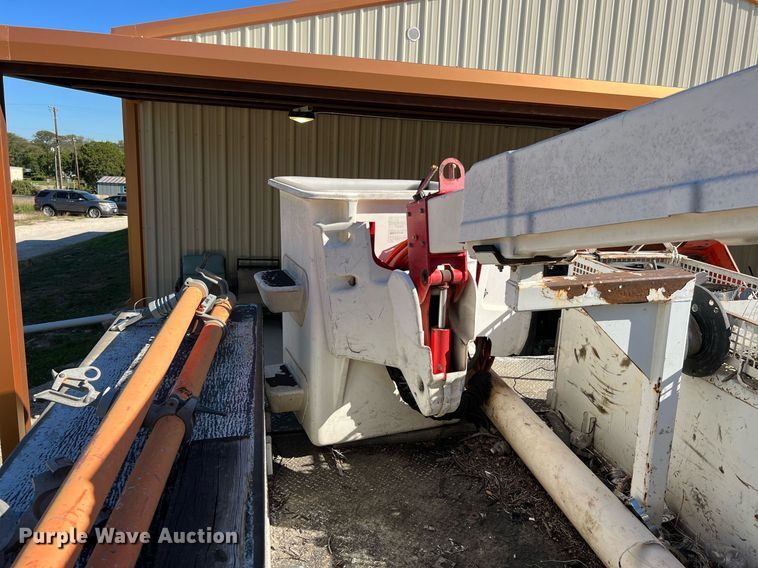 image for item DQ2236 2005 GMC C5500  bucket truck