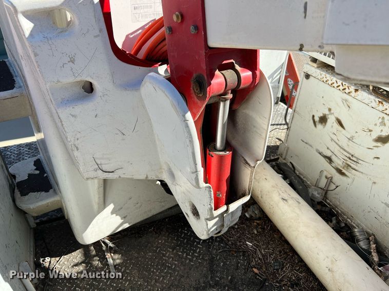 image for item DQ2236 2005 GMC C5500  bucket truck