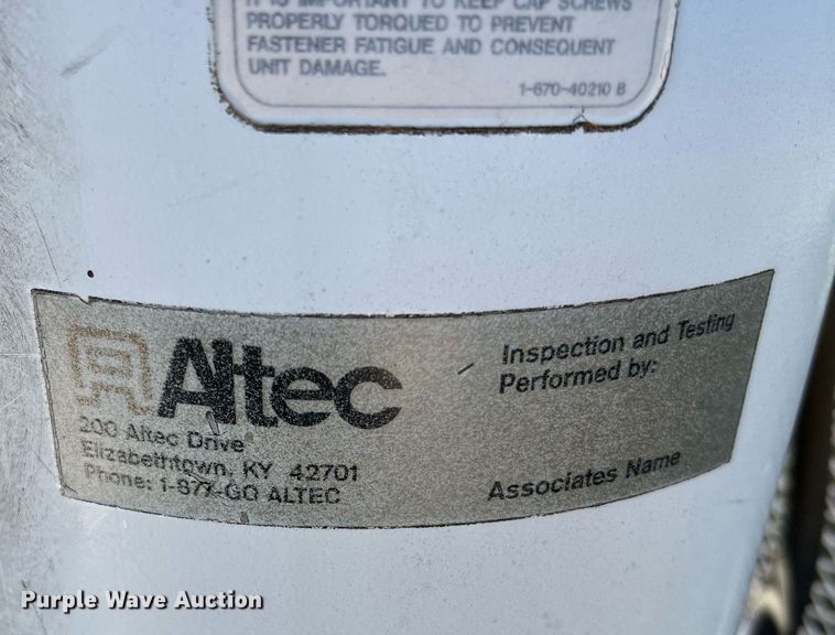 image for item DQ2236 2005 GMC C5500  bucket truck