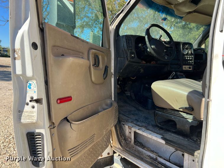 image for item DQ2236 2005 GMC C5500  bucket truck