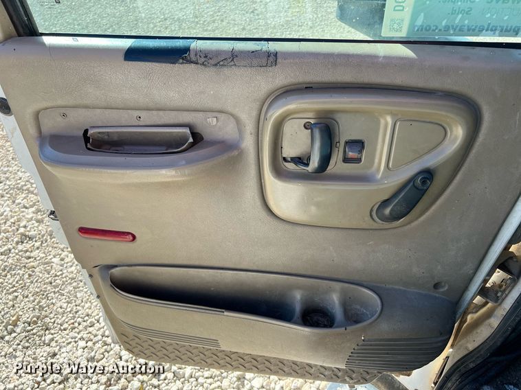 image for item DQ2236 2005 GMC C5500  bucket truck