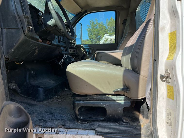 image for item DQ2236 2005 GMC C5500  bucket truck