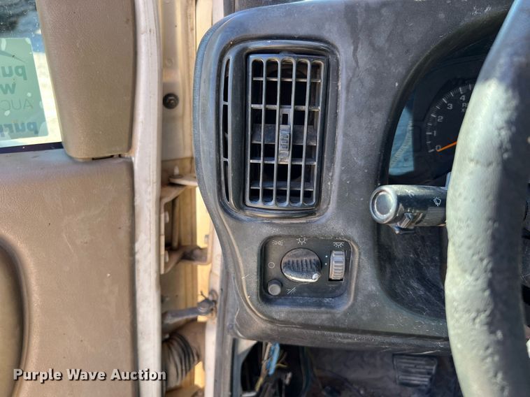 image for item DQ2236 2005 GMC C5500  bucket truck