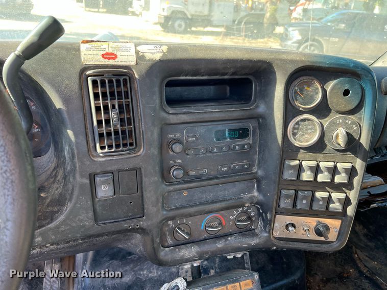 image for item DQ2236 2005 GMC C5500  bucket truck