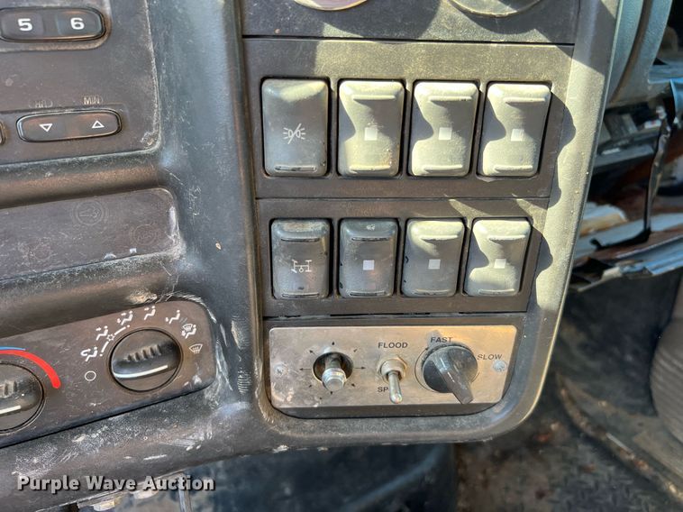 image for item DQ2236 2005 GMC C5500  bucket truck