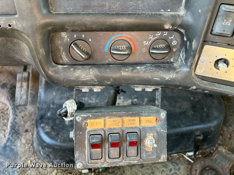 image for item DQ2236 2005 GMC C5500  bucket truck