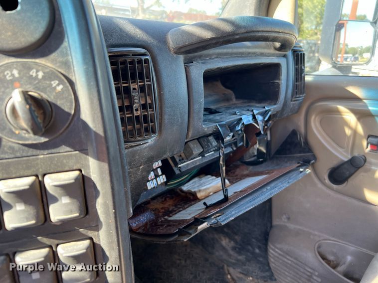 image for item DQ2236 2005 GMC C5500  bucket truck