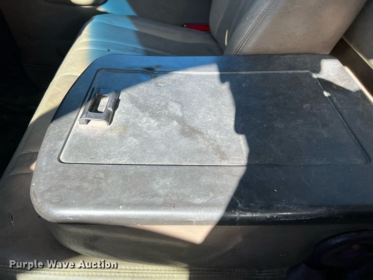 image for item DQ2236 2005 GMC C5500  bucket truck