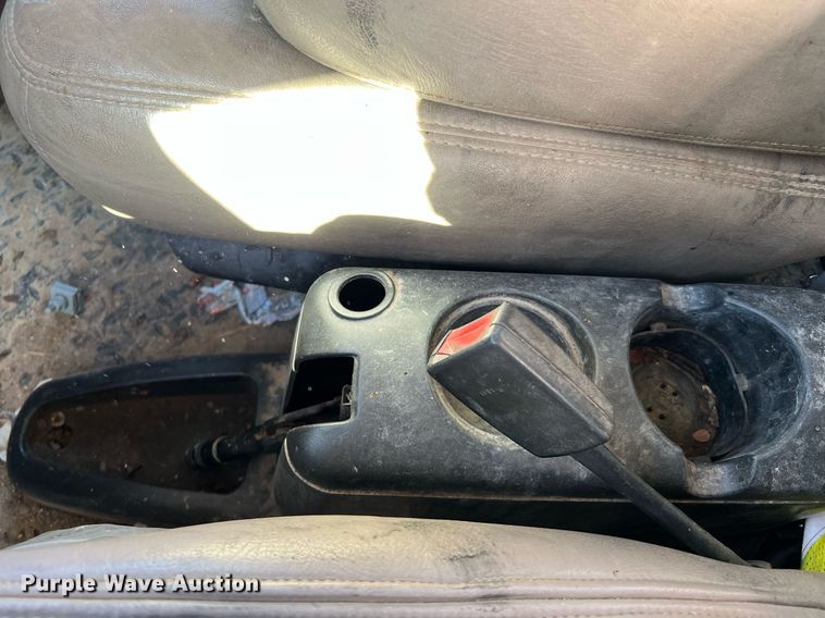 image for item DQ2236 2005 GMC C5500  bucket truck