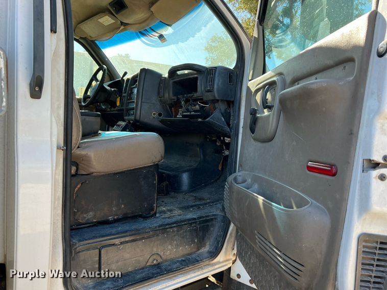 image for item DQ2236 2005 GMC C5500  bucket truck