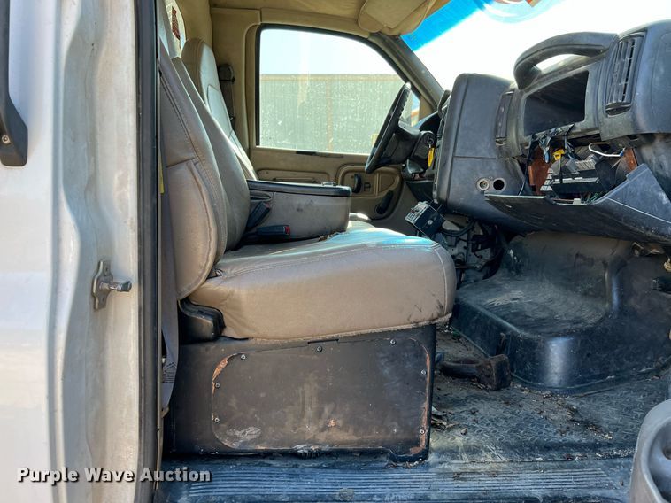 image for item DQ2236 2005 GMC C5500  bucket truck