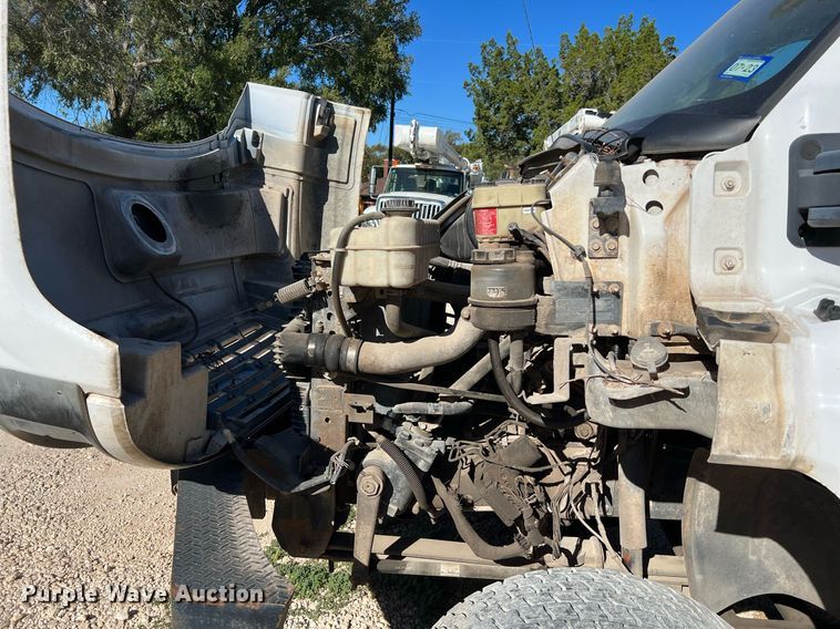 image for item DQ2236 2005 GMC C5500  bucket truck