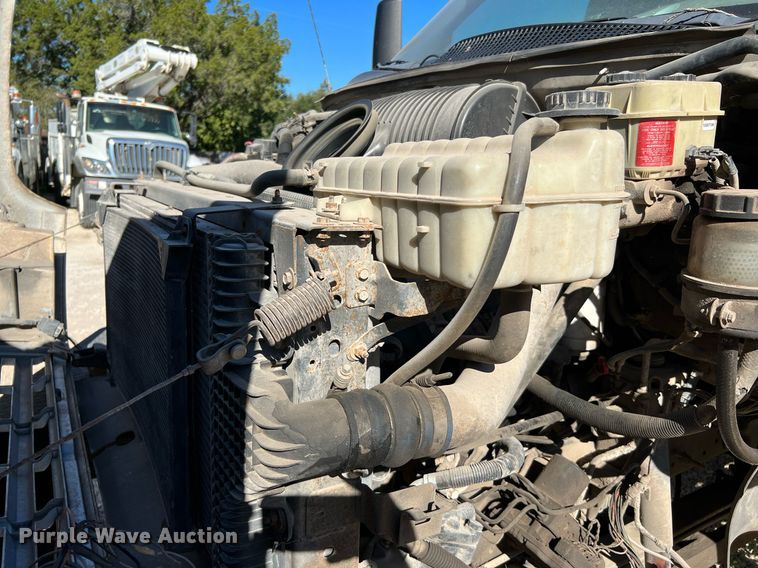 image for item DQ2236 2005 GMC C5500  bucket truck