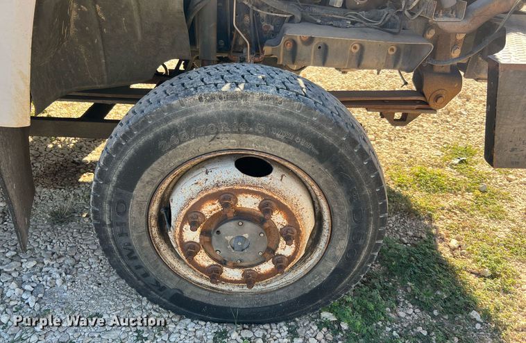 image for item DQ2236 2005 GMC C5500  bucket truck