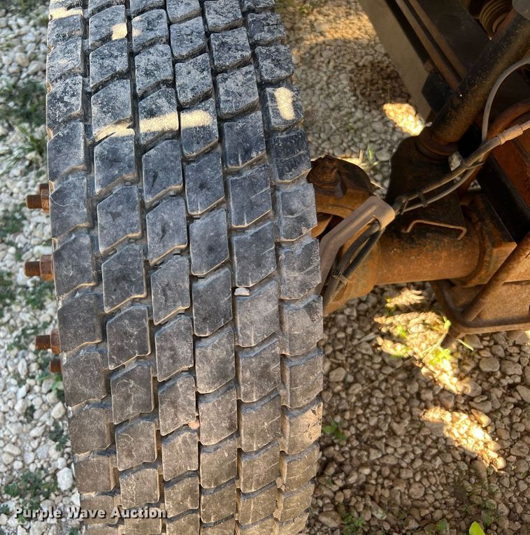 image for item DQ2236 2005 GMC C5500  bucket truck