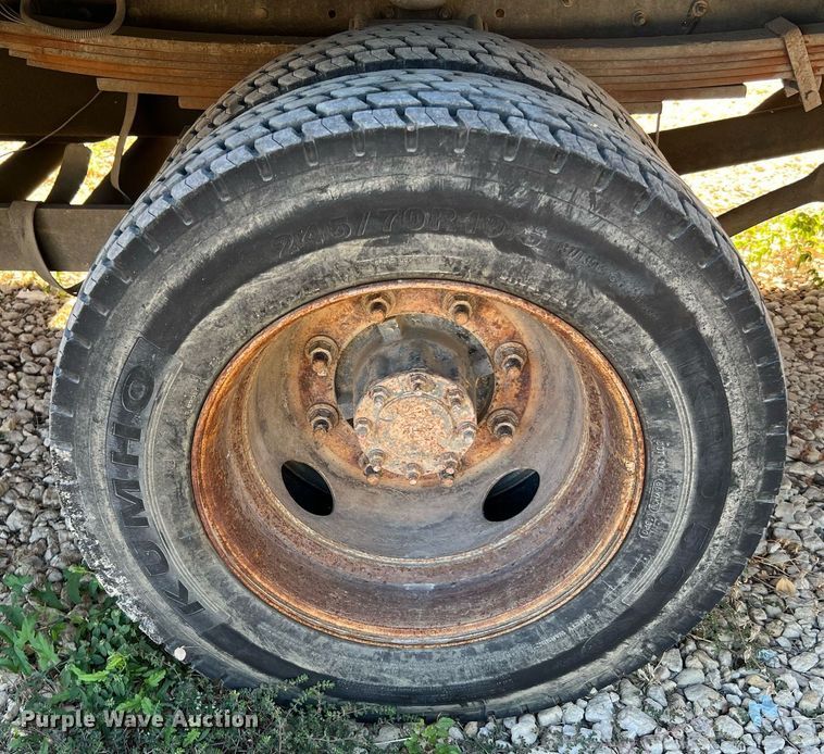 image for item DQ2236 2005 GMC C5500  bucket truck