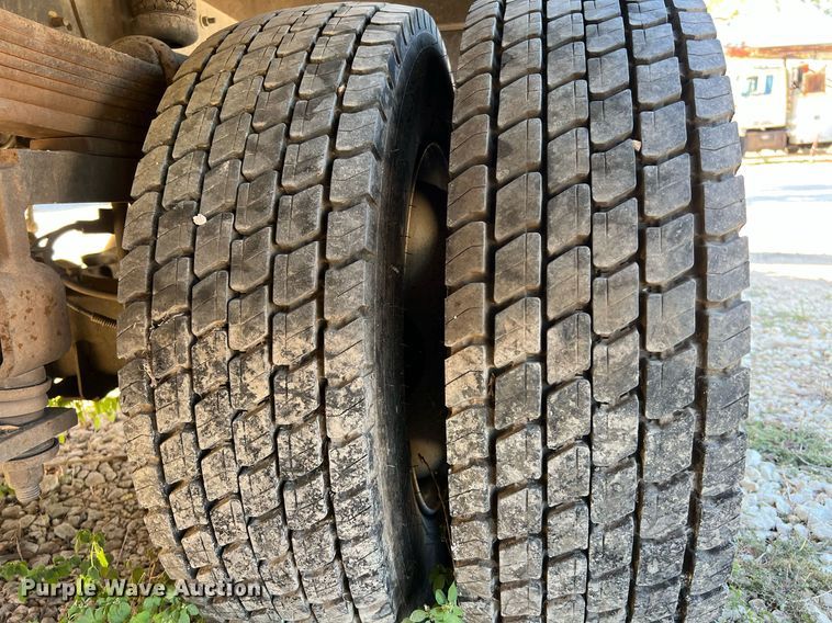 image for item DQ2236 2005 GMC C5500  bucket truck