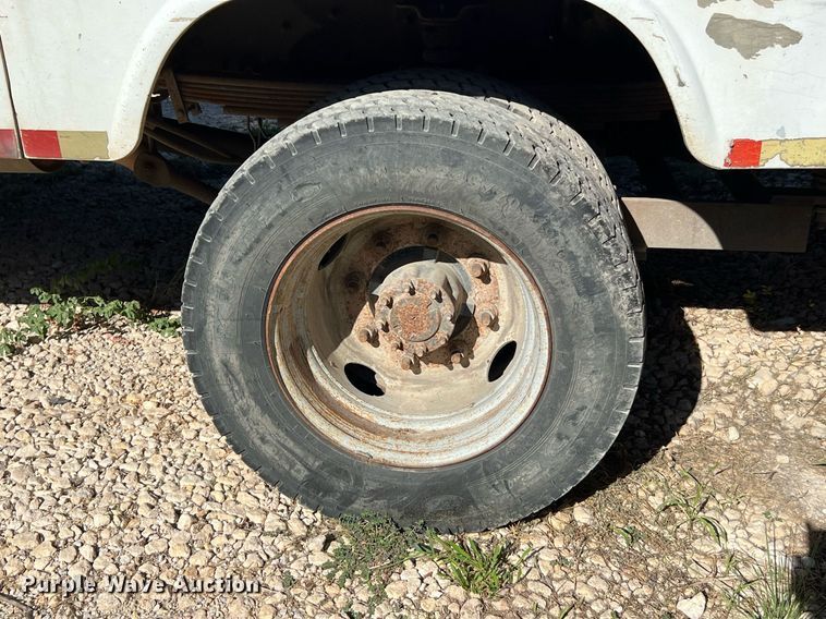 image for item DQ2236 2005 GMC C5500  bucket truck