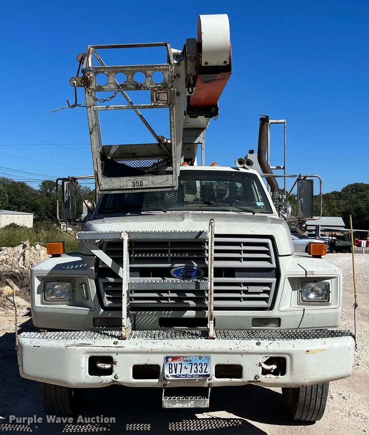 image for item DQ2237 1986 Ford F7000  bucket truck