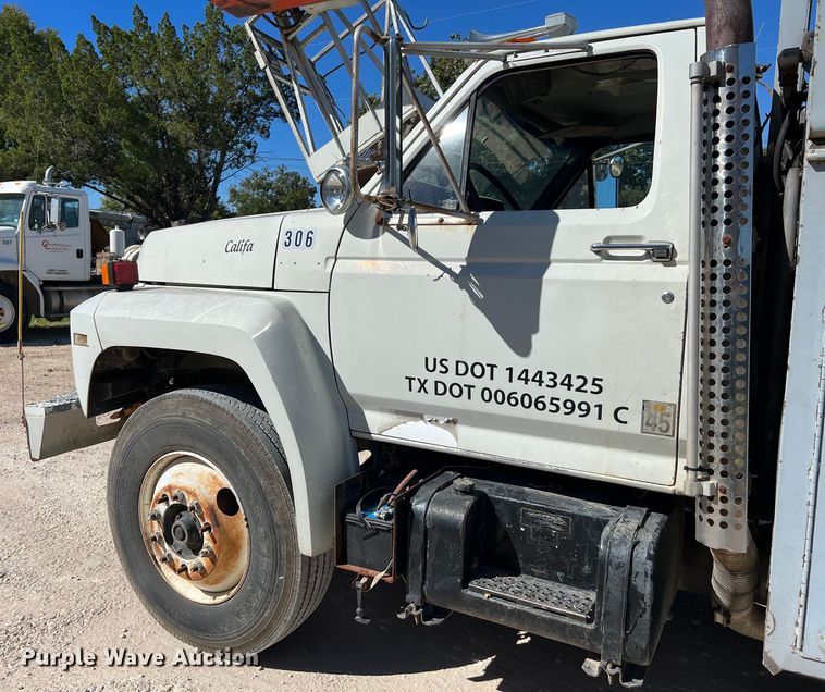 image for item DQ2237 1986 Ford F7000  bucket truck