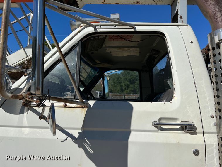 image for item DQ2237 1986 Ford F7000  bucket truck