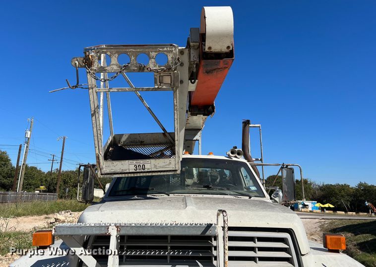 image for item DQ2237 1986 Ford F7000  bucket truck