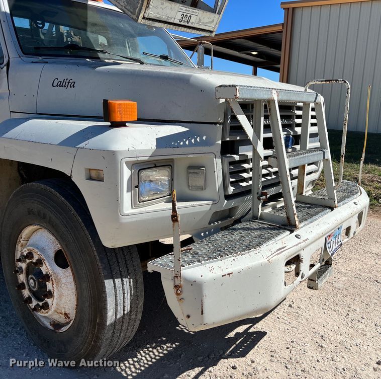 image for item DQ2237 1986 Ford F7000  bucket truck