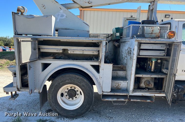 image for item DQ2237 1986 Ford F7000  bucket truck