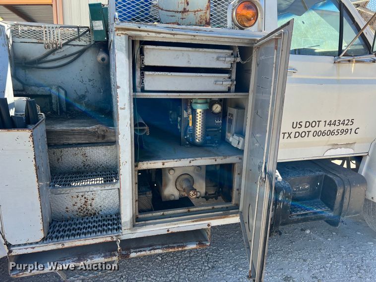 image for item DQ2237 1986 Ford F7000  bucket truck