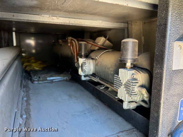 image for item DQ2237 1986 Ford F7000  bucket truck