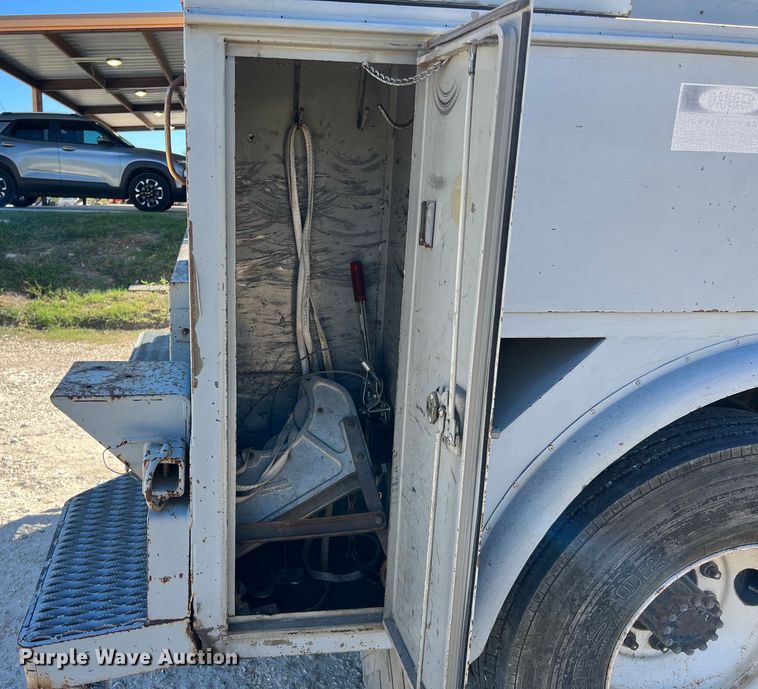 image for item DQ2237 1986 Ford F7000  bucket truck