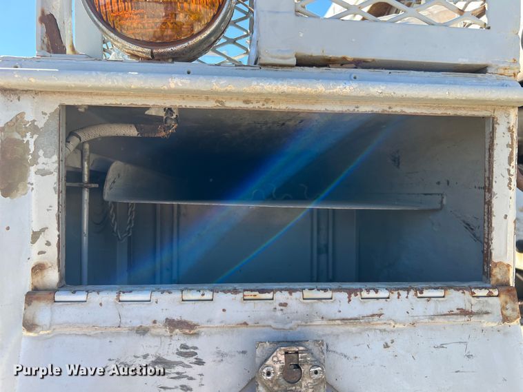 image for item DQ2237 1986 Ford F7000  bucket truck