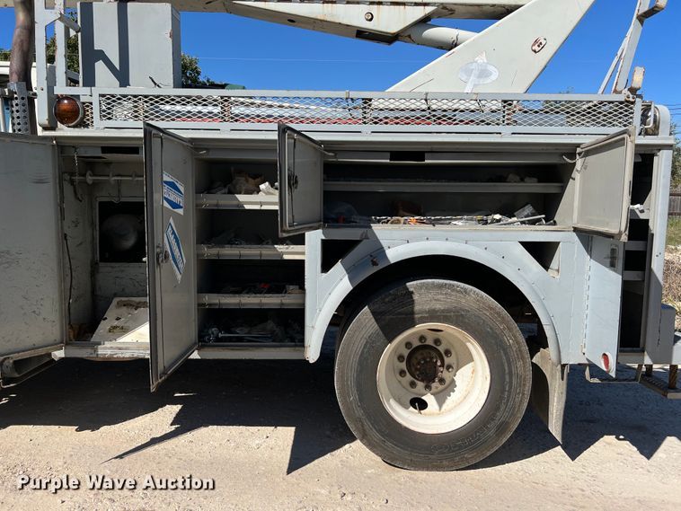 image for item DQ2237 1986 Ford F7000  bucket truck
