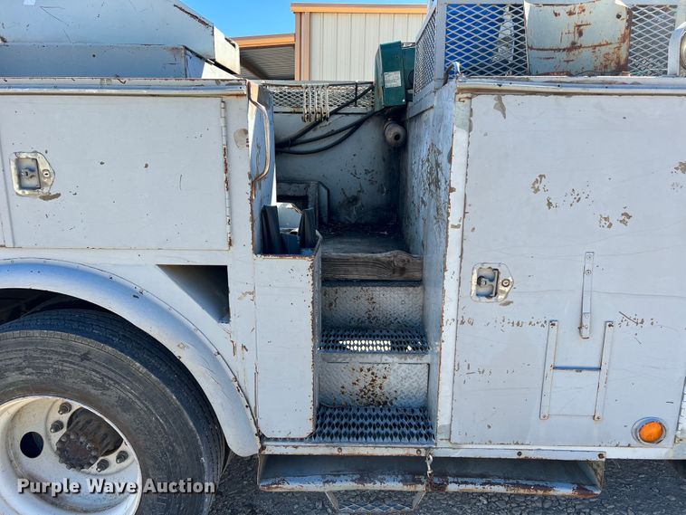 image for item DQ2237 1986 Ford F7000  bucket truck