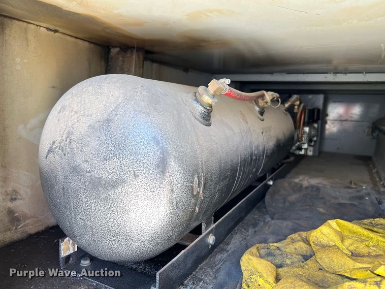 image for item DQ2237 1986 Ford F7000  bucket truck