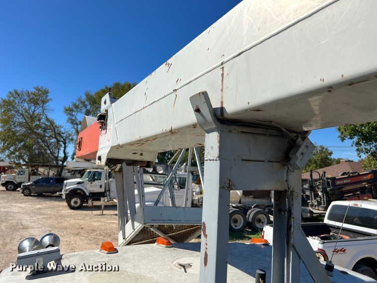 image for item DQ2237 1986 Ford F7000  bucket truck